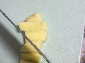 准备土豆，洗干净，切丁