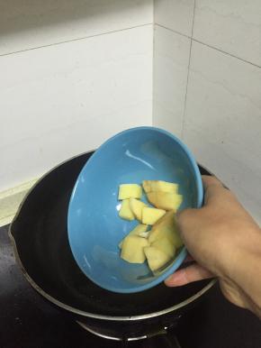 锅里倒入橄榄油，加热，倒入土豆，翻炒2-3分钟，至变软