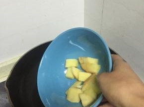 锅里倒入橄榄油，加热，倒入土豆，翻炒2-3分钟，至变软