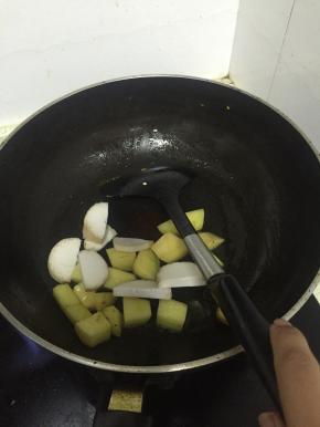 倒入杏鲍菇，继续翻炒，3-5分钟