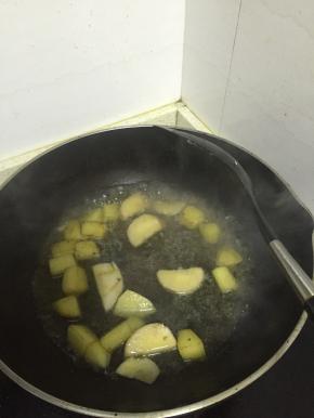 加入少量水，微煮至水滚