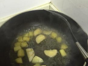加入少量水，微煮至水滚
