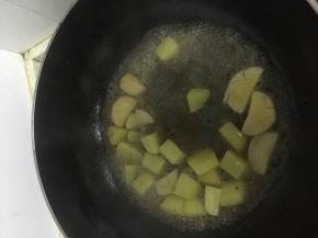 再依次加入少许料酒和少许盐，翻炒3-5分钟