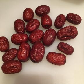 准备红枣，洗净，如果是即食的干枣，就不需要清洗了