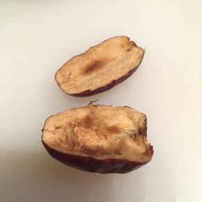 把所有红枣切成两半去核