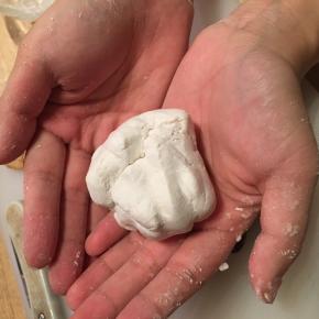 糯米粉加温水成不粘手的糯米团，