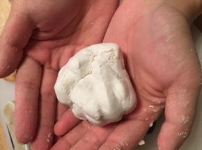 糯米粉加温水成不粘手的糯米团，