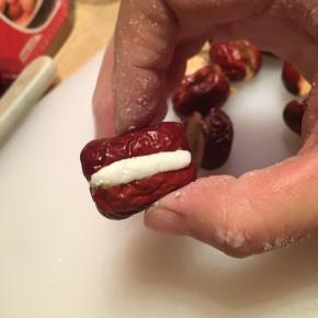 取一小块糯米，夹入红枣中