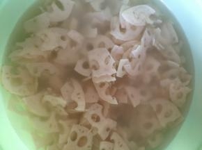 藕切片泡水洗净