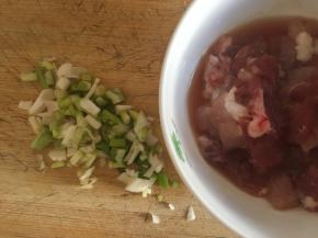 肉切片用生粉腌好，葱切粒留葱白，