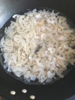 水烧开藕片过五分钟，捞出沥干