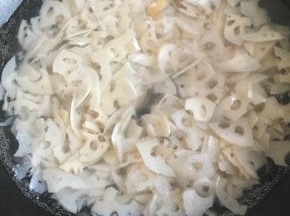 水烧开藕片过五分钟，捞出沥干