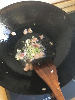 油热后肉片和部分葱白先爆一下