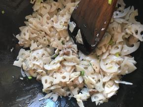 加入藕片翻炒匀后加入盐及葱粒