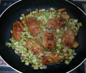 等鸡汁快收干时，加入芹菜，再翻炒一次