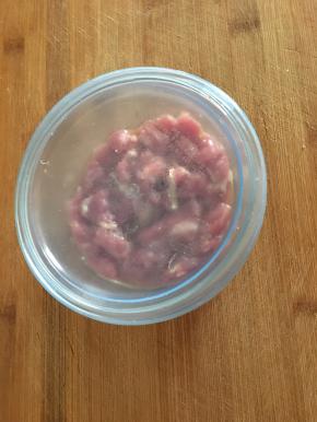 牛肉切薄片加入生粉，料酒半茶匙放冰箱冷藏30分钟