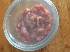 牛肉切薄片加入生粉，料酒半茶匙放冰箱冷藏30分钟