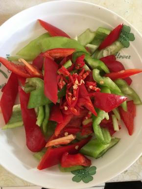 辣椒切片装盘备用，