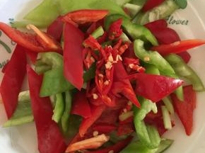 辣椒切片装盘备用，