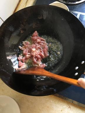 油锅热下牛肉翻炒3分钟
