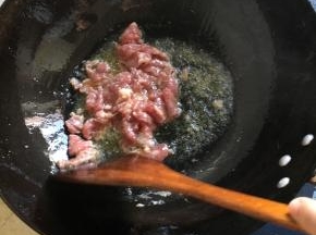 油锅热下牛肉翻炒3分钟