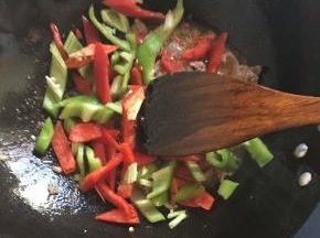 变色后加入双椒翻炒3分钟左右加入1个半茶匙料酒