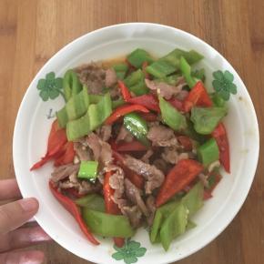 料酒收汁放入蒜，盐，起锅