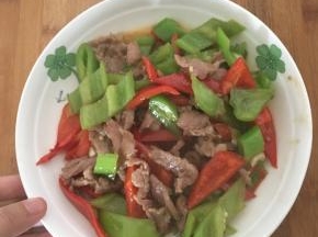 料酒收汁放入蒜，盐，起锅