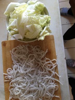 粉丝泡发10分钟用刀斩三四下，白菜切大块