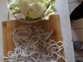 粉丝泡发10分钟用刀斩三四下，白菜切大块