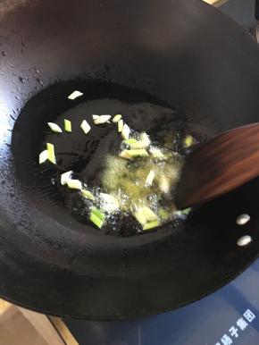 油锅热入葱，大蒜爆香