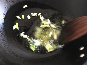 油锅热入葱，大蒜爆香