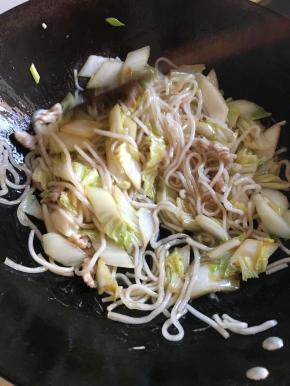 白菜快熟放入土豆粉丝，肉片，蒸鱼豆豉油，五香粉