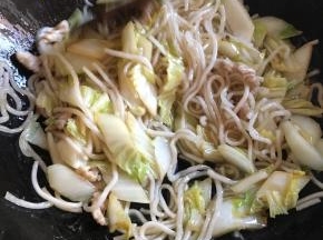 白菜快熟放入土豆粉丝，肉片，蒸鱼豆豉油，五香粉