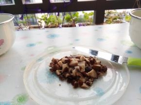 将泡好的香菇切成丁