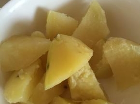 大约 8分钟后，土豆蒸熟，将土豆拿出