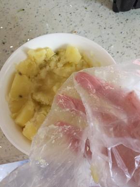 将土豆捏碎成泥
