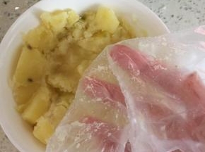 将土豆捏碎成泥