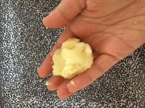 用手做成圆子的形状