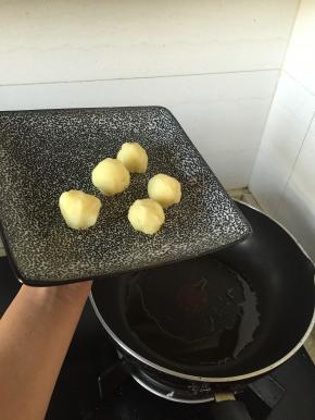 在锅内加入少量橄榄油，烧热，将土豆丸子放入