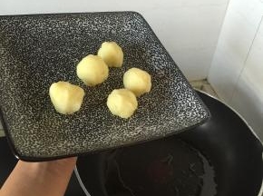 在锅内加入少量橄榄油，烧热，将土豆丸子放入