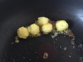 .丸子煎至四面金黄，微焦