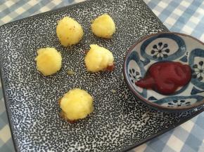 拿出土豆泥丸子，可配番茄酱一起食用