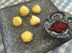 拿出土豆泥丸子，可配番茄酱一起食用