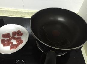 锅里倒入橄榄油，加热