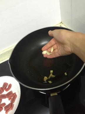 放入葱姜蒜爆香