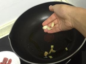 放入葱姜蒜爆香