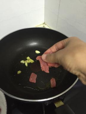 加入小牛排，煎3-5分钟