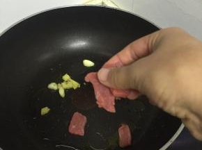 加入小牛排，煎3-5分钟