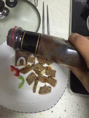 盛出，撒上盐，加上黑胡椒酱